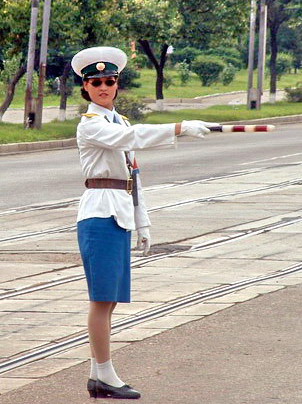 图文:朝鲜女交警在指挥交通