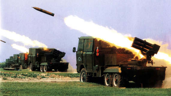图文解放军130毫米火箭炮发射