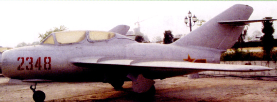 乌米格-15教练机图片