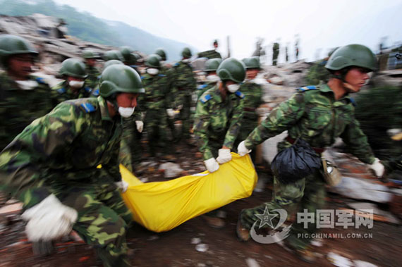 空降部队官兵奋力抢救受灾群众    空降兵第15军某师师长杨杰16日向