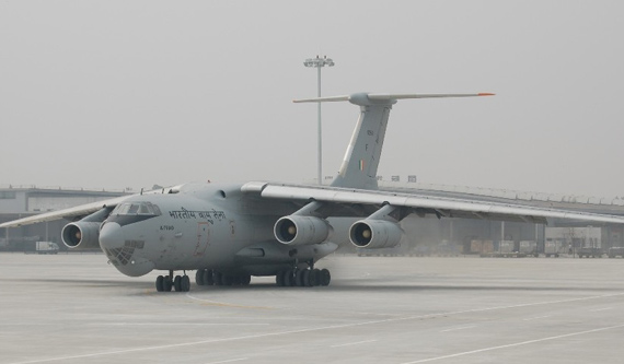印度空军装备的俄制伊尔-76运输机 图为降落在成都机场的印度伊尔76据