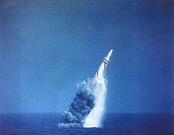 巨浪4潜射导弹图片