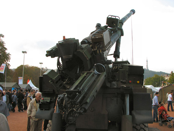 凯撒车载155毫米自行榴弹炮后视特写2008年7月16日,法国武器装备