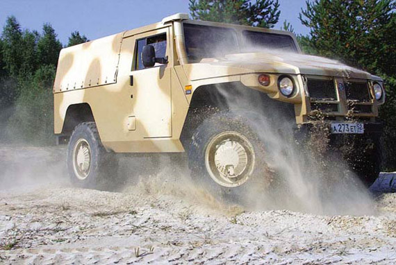 资料图:俄制虎式越野车沙地行驶据俄新网日前报道,俄罗斯军事工业公司