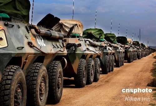 组图解放军92轮式步兵战车在草原上奔驰