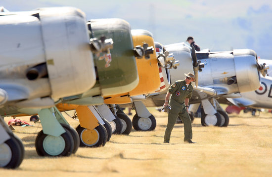 组图:新西兰航展开幕老式战斗机唱主角_新浪军事_新浪网