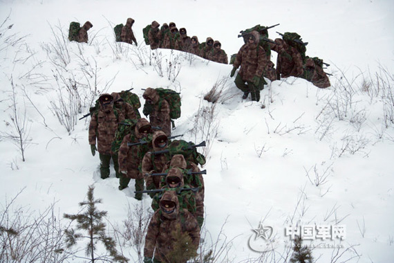 圖文邊防軍人在雪地中巡邏