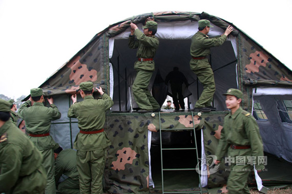 图文军人练习搭建野战宿营帐篷