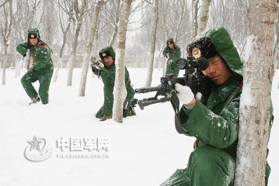 武警8614部队以恶劣的天候为契机,组织官兵顶风冒雪训练,锤炼官兵过硬