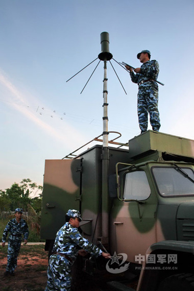 图文:通信兵快速开设野战机动通信枢纽