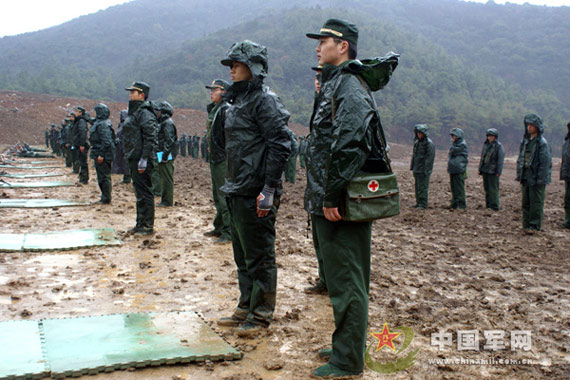 贺冠军摄影报道:2月26日上午,武警8720部队司令部直属队在组织新兵