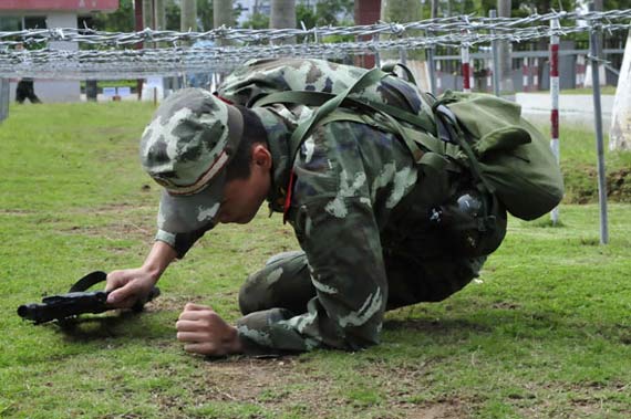 图文:珠海武警进行匍匐穿越铁丝网训练