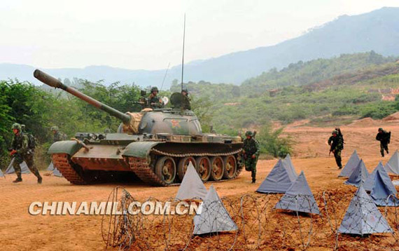 5月11日,南京军区某部驻地气温高达34℃,官兵们在恶劣的气候条件下,与