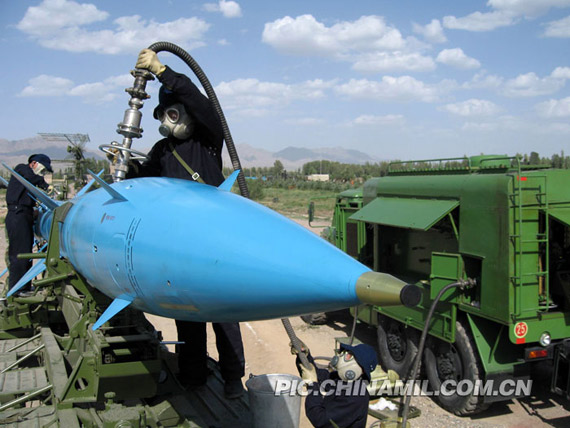 组图北空部队烈日下为红旗2导弹加注燃料