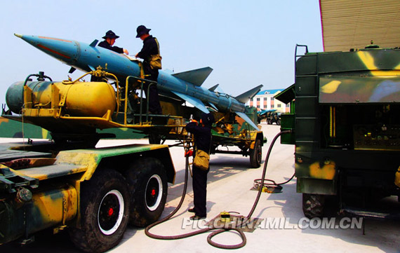 图文济空部队为红旗2型防空导弹加注燃料