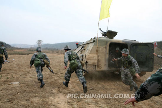 装甲三师炮兵团图片