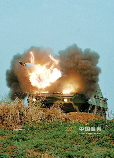 炮弹曳火出膛瞬间图片显示,该火炮采用新型8×8轮式底盘