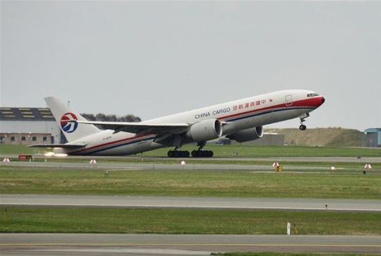 图:当地时间17日,中国货运航空有限公司波音777-200lr飞机在哥本哈根