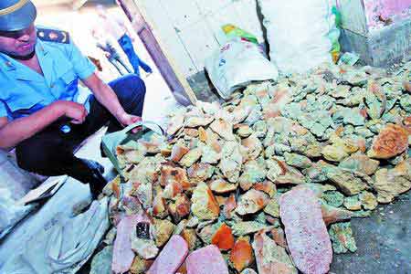 小学边黑作坊用霉料做食品