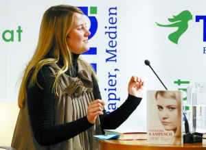 9月9日,娜塔莎·卡姆普什介绍自传《3096天》,首次完整披露当年被困