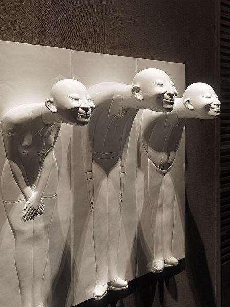 上海柏悦酒店一楼大厅的艺术品:高孝午的雕塑《标准时代》