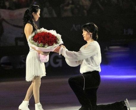 佟健单膝跪地向女伴庞清求婚