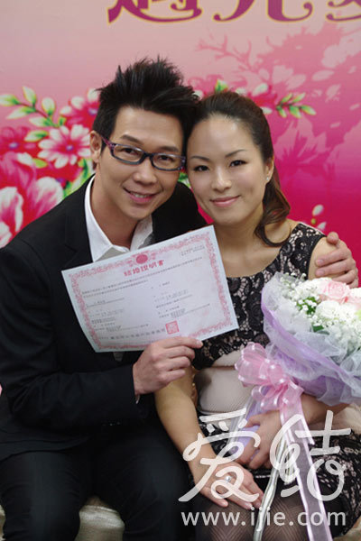 落跑新郎品冠爆结婚照称不是奉子成婚