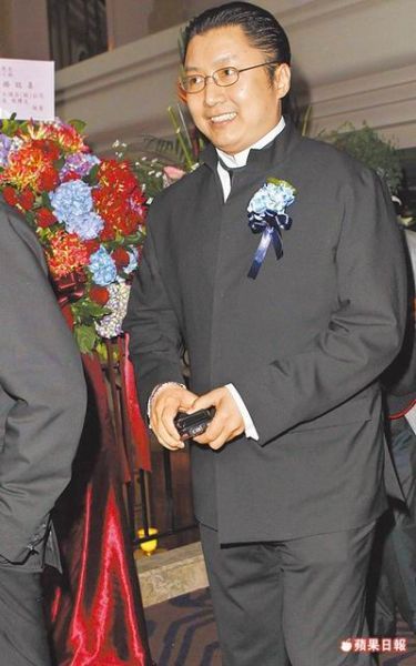 邱士楷出席公开场合总以招牌油头现身