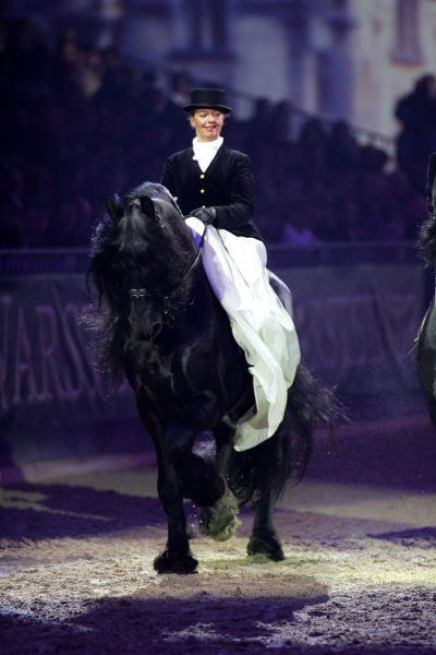 个人的cloe弗里斯蓝马表演