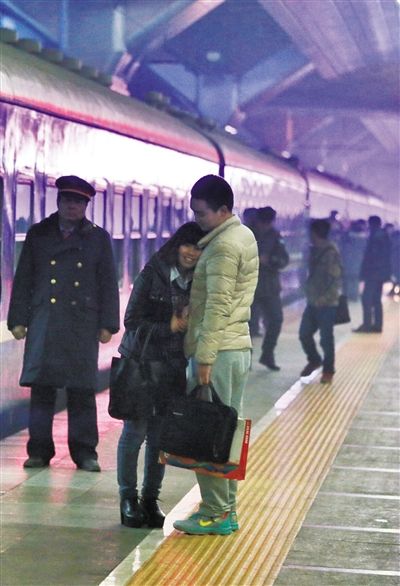 车站分别的情侣过年成吵架高峰期昨日,新京报记者抽样调查100对在京