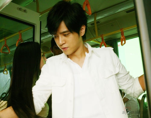 组图:飘柔首位男代言人罗志祥演绎浪漫公车邂逅