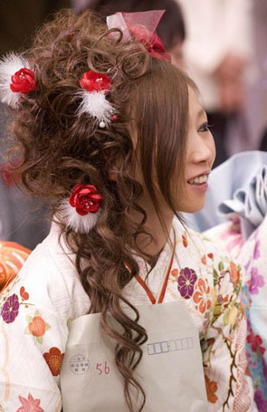 传统而不失时尚我们来学一下日本mm是怎样打造优雅动人的成人节发型和