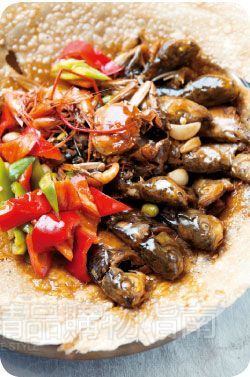 红烧长江小杂鱼小白条,江盎,马鸡鱼,江鳊,江鲫,都是长江里的小江鲜.