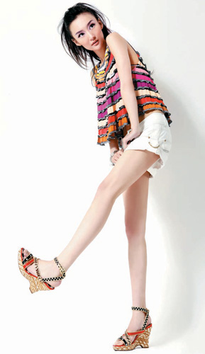 组图:牛萌萌 10cm高跟鞋穿不累(2)