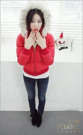 红色短款羽绒服活力讨喜