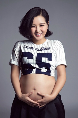 何洁晒孕期素颜自拍 自嘲胖得不堪重负