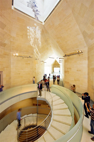 这座体积庞大,色泽淡雅的新馆出自贝聿铭和贝建中,贝礼中父子三