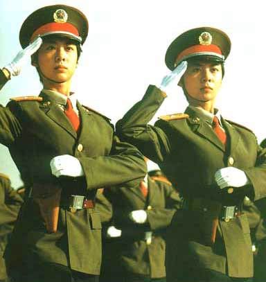84年女兵方队领队现状图片