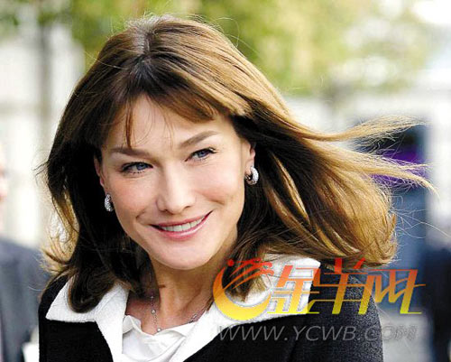 模特出身意大利裔的法国第一夫人布吕尼也是歌星,去年下嫁法国总 