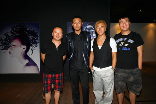 (左起)著名摄影师栗子,当红明星于小伟,著名造型师田洪禹和著名摄影师
