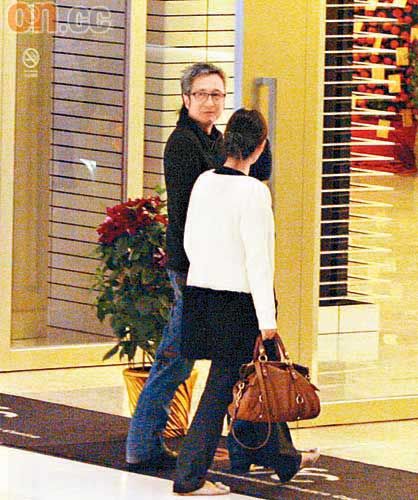 叶童老公陈国熹偷食被拍街头狂吻年轻女子