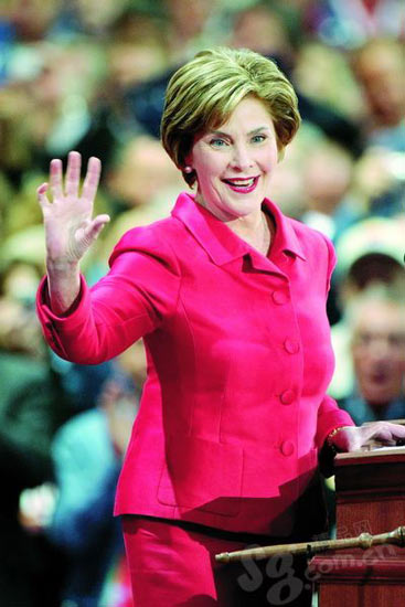 一身红衣的布什-劳拉也经常代替丈夫抛头露面