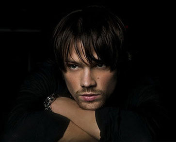 到了cw的剧中就变成了风流倜傥的少年俊秀,不过奥利弗-奎恩(oliver