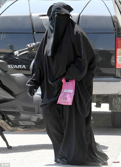 穆斯林女性的黑色罩袍图片