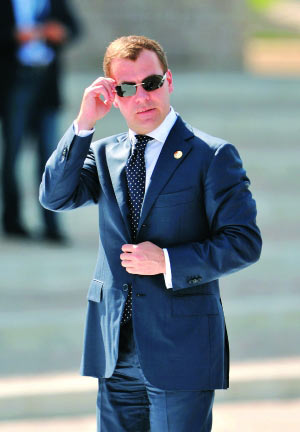 现任俄罗斯总统梅德韦杰夫就喜欢穿出挑的亮蓝色西服