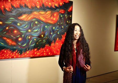 棉花在画展现场接受记者采访