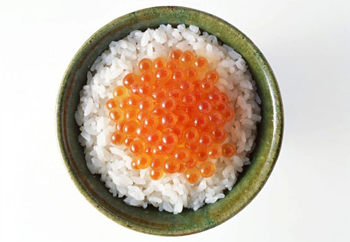 惊艳的鱼子酱盖浇饭