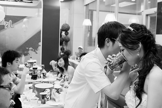 肯德基办婚礼喝交杯可乐 人均花费50元(组图)