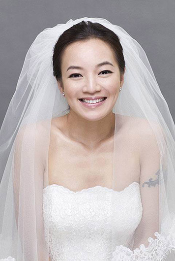 阿雅婚纱写真 微露小性感(组图)