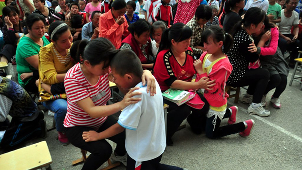 小学办演讲 学生下跪痛哭